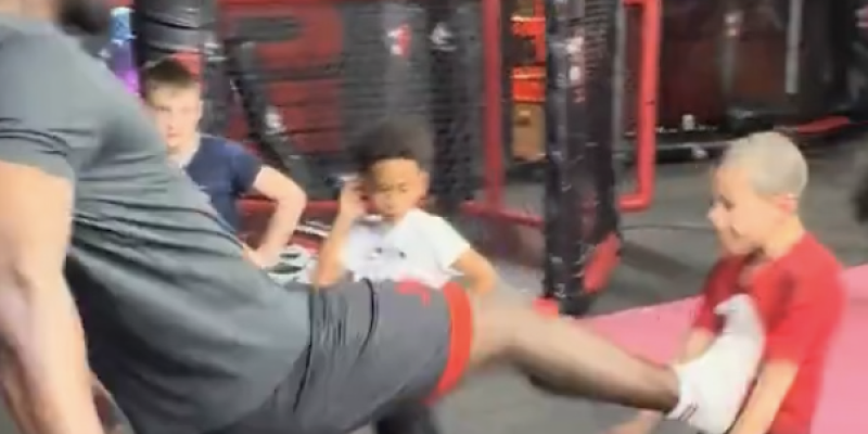Le MMA n'est pas un sport d'enfant : attention aux dégâts irréversibles