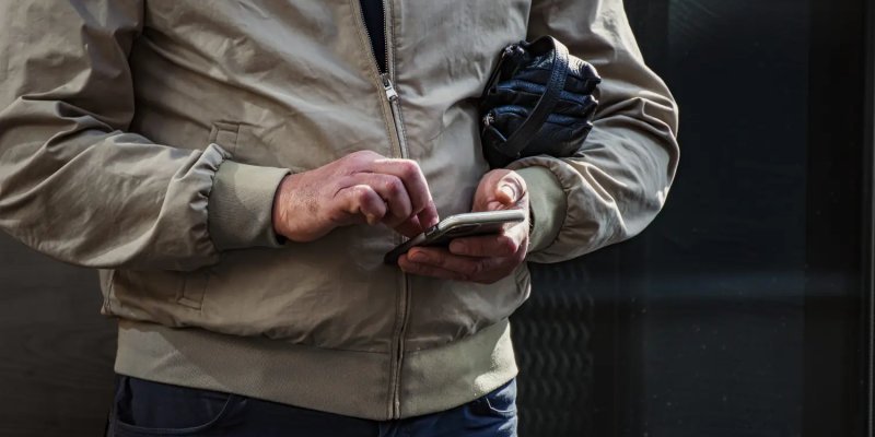 Licencié par SMS après 4 ans comme homme à tout faire dans une villa de luxe : il perd ses 24 000 €, faute d'une preuve bien précise