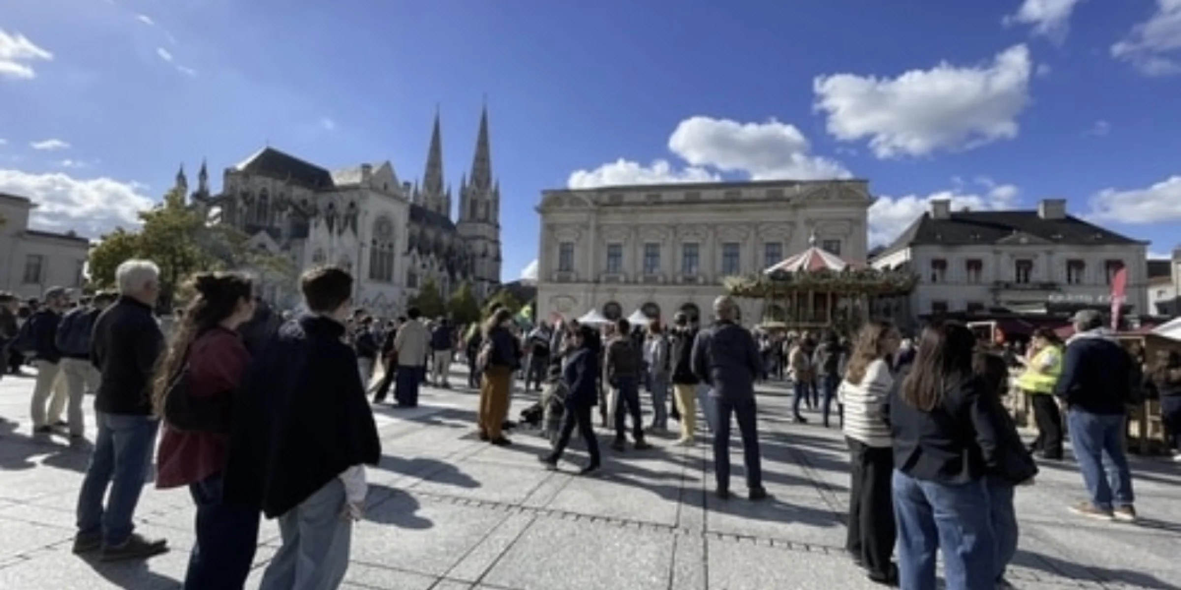 Manifestation Cholet du 17 octobre, lycéens et gilets jaunes, 600 personnes, ambiance calme
