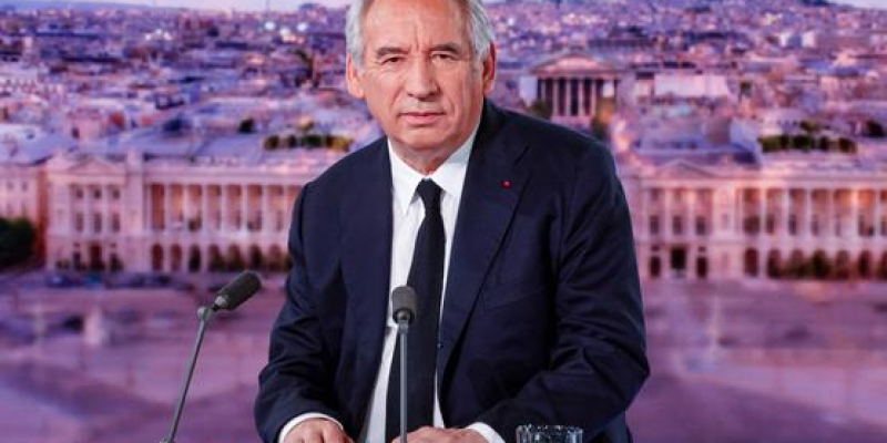 Meurtre dans un collège de Nogent : François Bayrou promet d’interdire « tout de suite » la vente de certaines armes blanches aux mineurs