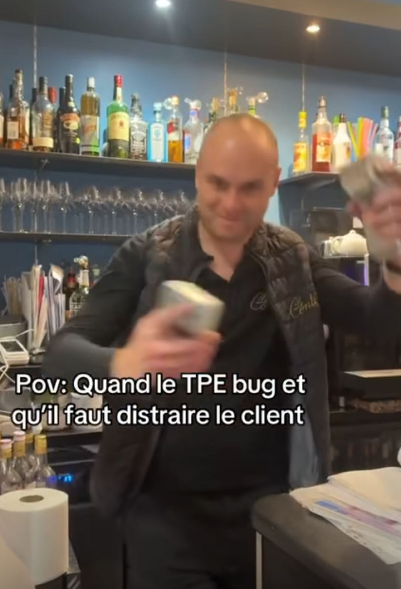 Quand le TPE buggue et qu'il faut distraire le client