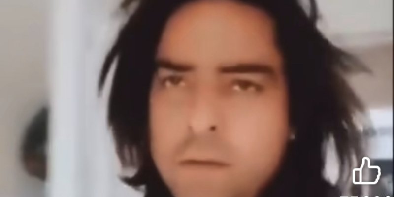 Patrick Cohen, en vidéo, plus jeune, avec les cheveux longs, maladroit