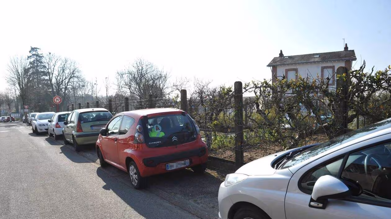 Peut-on stationner sur un trottoir devant chez soi ou dans sa rue, faute de places ?