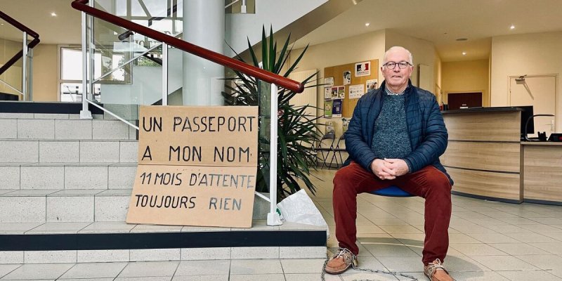 Pour un « e » de trop à son nom de famille, il s’enchaîne à l’escalier du maire