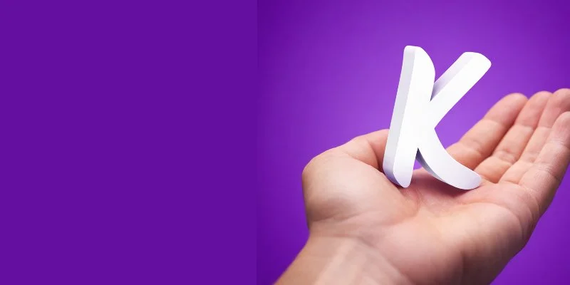 Pourquoi les cartes yaaKa ont-elles un titre ?