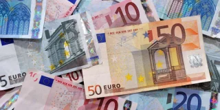Elle découvre 500 000 euros en liquide dans une cave