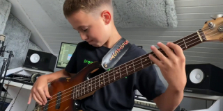 Aron, 9 ans, le bassiste