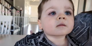 Son fils a failli perdre la vue à cause de ses jouets de bain : une maman lance l'alerte