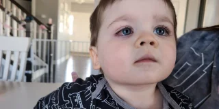 Son fils a failli perdre la vue à cause de ses jouets de bain : une maman lance l'alerte