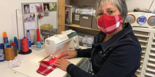 Couturière, elle recycle le mouchoir rouge de Cholet en masque anti-Covid