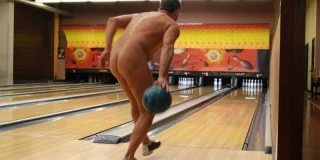 Insolite en Sarthe : dans ce club, ils se retrouvent pour jouer au bowling... nus