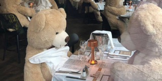 Dans un restaurant rennais, des ours en peluche remplacent les clients