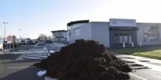 Maine-et-Loire. Du fumier déversé devant des grandes surfaces