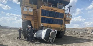 Quand le conducteur du camion géant ne voit pas la voiture, c'est le drame