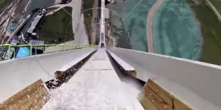 Ils testent le toboggan aquatique le plus haut du monde