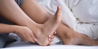 Pieds gonflés : 9 astuces naturelles pour les soulager lors des fortes chaleurs - Biba Magazine