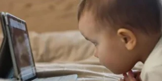 Les écrans, un vrai danger pour les jeunes enfants