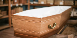 Une femme se réveille dans son cercueil à son propre enterrement au Pérou
