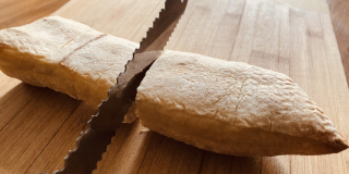TU VEUX...moins de miettes quand tu coupes du pain ?