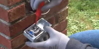 Installer un interphone video filaire avec gâche électrique