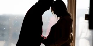 Après un accouchement à domicile, un couple se voit retirer la garde de ses deux enfants