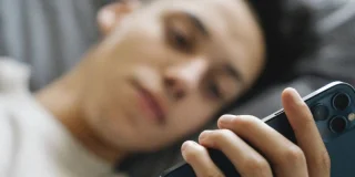 Un nombre ahurissant de gens regardent leur smartphone pendant qu'ils font l'amour