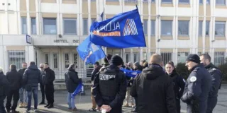 Une trentaine de policiers choletais se rassemblent à l'occasion de la journée noire