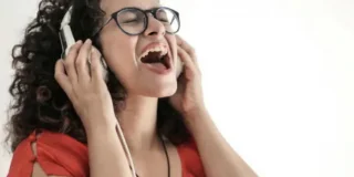 Pourquoi retient-on mieux les paroles d'une chanson que le numéro de notre carte vitale ?