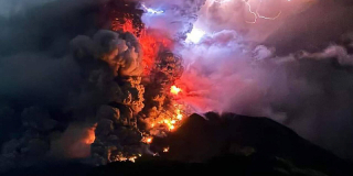 L’éruption massive du mont Ruang en Indonésie provoque l’évacuation de centaines d’habitants
