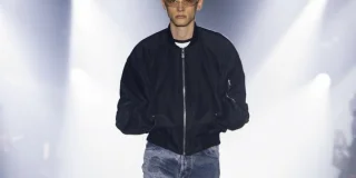 Ce jean effet « tache de pipi » se vend à plus de 500€â¦ et il est en rupture de stock