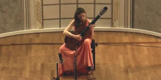 Cours de guitare débutant : la position assise avec Ana Vidovic jouant Asturias de Isaac Albéniz