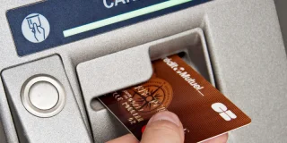 Frais bancaires : ces deux bonnes nouvelles se confirment, voici ce que les clients n'auront plus à payer à partir de l'automne