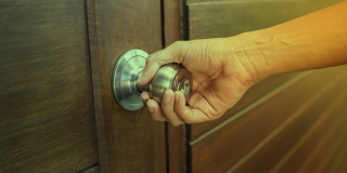 Comment ouvrir une porte blindée sans poignée ? | Bs Artisan