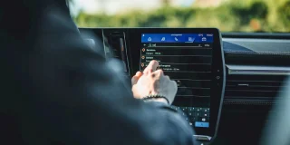 Sans blague ?! Après l'interdiction de téléphone en voiture, on a accepté les écrans connectés