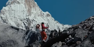 L'ascension de l'Everest par Inoxtag, ou l'alpinisme « spectacle » au service d'un discours méritocratique
