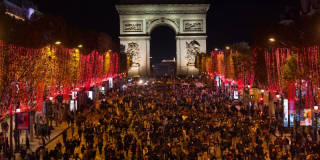 Les Champs-Elysées ont dévoilé leurs illuminations de Noël