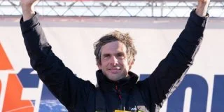 Charlie Dalin, vainqueur du dernier Vendée Globe, est mort à 42 ans du cancer contre lequel il luttait depuis plusieurs années.