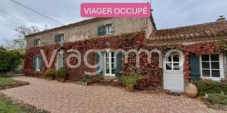 Corps de ferme Nueil-Les-Aubiers en viager occupé, avec étang et 4,4 hectares