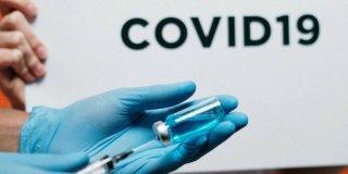 COVID-19 : la plus vaste étude ridiculise le mythe du « vaccin plus dangereux que le virus »