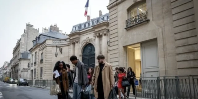Influenceurs, colère des organisations lycéennes, annonces. Les tractations à Matignon