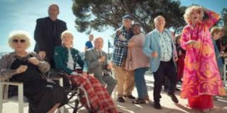 Kev Adams passe derrière la caméra : la saga Maison de retraite devient une série sur TF1 !