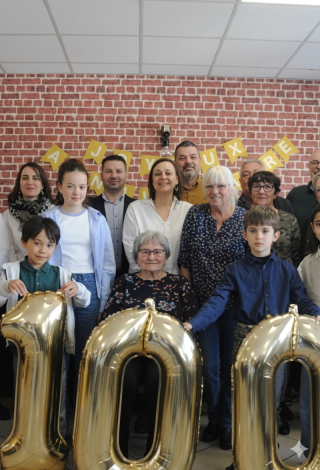 La cuisine, « un verre de vin à table » et des jeux de cartes : les secrets de longévité de cette centenaire choletaise