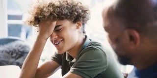 La gênance... Pourquoi les ados ont-ils honte de leurs parents ? : épisode du podcast « Dans la tête des ados»
