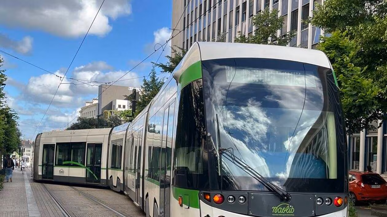 La manœuvre non désirée de ce tramway qui s’est retrouvé à cheval sur deux voies dans le centre-ville de Nantes