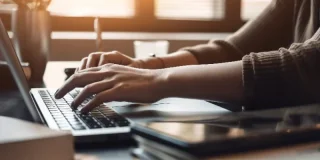 Le webmaster est-il responsable des informations légales d'un site internet ?