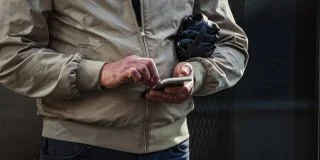 Licencié par SMS après 4 ans comme homme à tout faire dans une villa de luxe : il perd ses 24 000 €, faute d'une preuve bien précise