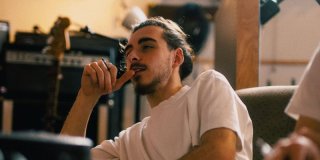 Loïs Bomard, Interview de l'artiste du groupe SINEAD, originaire des Mauges pour le documentaire ENTRE NOUS !