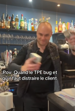 Quand le TPE buggue et qu'il faut distraire le client