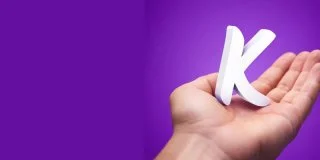 Pourquoi les cartes yaaKa ont-elles un titre ?