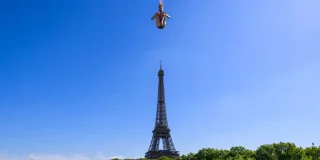 Un décor de carte postale face à la Tour Eiffel : les magnifiques images des épreuves de plongeon depuis le pont de Bir-Hakeim